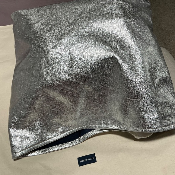 Parker Thatch XL Jane bag in silver. Excellent Condition. Beautiful!! - Picture 3 of 4